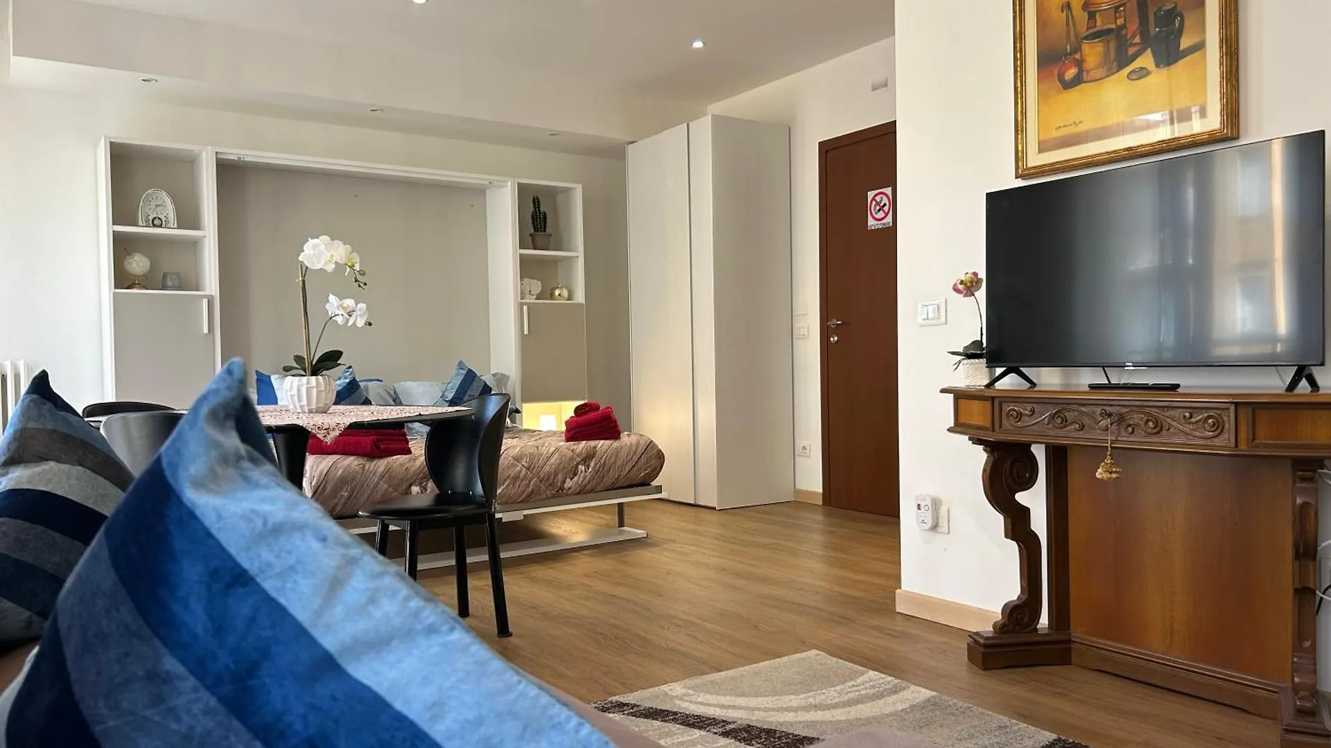 Valverde Apartment And Rooms location